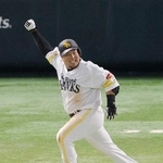 　１０回、サヨナラ打を放ちガッツポーズするソフトバンク・山川＝みずほペイペイドーム