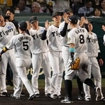 　ＤｅＮＡに勝利し、近本（５）らを迎える阪神・藤川監督（左端）＝甲子園