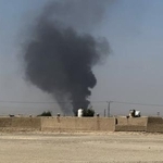 　１５日、パキスタンとアフガニスタンの国境地帯で上がる黒煙（ＡＰ＝共同）