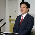 　１５日、米ワシントンで取材に応じる加藤財務相（共同）