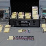 　押収されたトレーディングカード＝１６日午前、警視庁池袋署