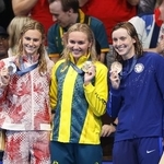 　パリ五輪の女子４００メートル自由形で金メダルを獲得したオーストラリアのアリアーン・ティトムス（中央）。右は米国のケイティ・レデッキー＝２０２４年７月（共同）