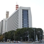 　警視庁（手前）＝東京都千代田区