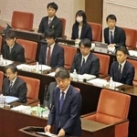 　新潟県議会に参考人として出席した東京電力ホールディングスの小早川智明社長（手前）＝１６日午前