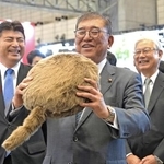 　最新ＩＴの展示会「ＣＥＡＴＥＣ２０２５」の会場で、小型ロボットを視察する石破首相＝１６日午前、千葉市の幕張メッセ（代表撮影）