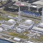 　東京電力柏崎刈羽原発の（右から）１号機、２号機、３号機、４号機＝２０２１年４月、新潟県