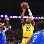 　マーベリックス戦でシュートを放つレーカーズの八村＝ラスベガス（ＮＢＡＥ・ゲッティ＝共同）