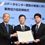 　業務協力協定を締結し、写真に納まる東北電力の佐々木秀明常務執行役員（中央）ら＝１６日午前、仙台市