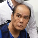 　送検のため名古屋・中村署を出る鳴海洋容疑者＝１６日午前８時４０分