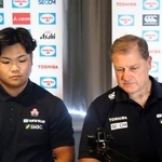 　オンラインで記者会見するラグビー日本代表のハットリー・ヘッドコーチ代行（右）と奥井＝１６日（（Ｃ）ＪＲＦＵ）