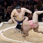 　宇良（右）を上手投げで下す大の里＝ロンドン（共同）