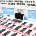 　押収されたスマートフォンやノートパソコンなど＝１６日午後、名古屋・昭和署