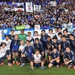 　ブラジルから初勝利を挙げ、サポーターと写真に納まる日本代表＝１４日、味の素スタジアム