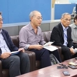 　小川晶前橋市長への公開質問状を提出し、記者会見する「市民本位の民主市政をつくる会」の樋口和彦代表委員（左から２人目）ら＝１６日午後、群馬県庁