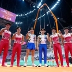 　試合会場での練習を終え、写真に納まる橋本大輝（左から５人目）と岡慎之助（同２人目）ら男子日本代表＝ジャカルタ（共同）