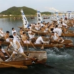 　和歌山・三重県境を流れる熊野川で行われた熊野速玉大社の「御船祭」の早船競漕＝１６日午後
