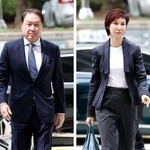 　２０２４年４月、ソウル高裁に出廷する崔泰源氏（左）と妻、盧素英氏（聯合＝共同）