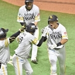 　８回、決勝の３ランを放ちナインに迎えられるソフトバンク・柳田（右端）＝みずほペイペイドーム