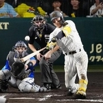　１０回阪神無死一塁、森下が左中間にサヨナラ２ランを放つ。捕手山本＝甲子園