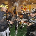 　パ・リーグ優勝の祝勝会でビールをかけあうソフトバンクの小久保監督（左）と孫正義オーナー＝９月、東京都立川市