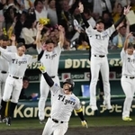 　１０回、サヨナラ２ランを放ち二塁に向かう阪神・森下（手前）＝甲子園