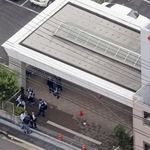 　事件があった老人ホームを調べる捜査員＝１５日、埼玉県鶴ケ島市（共同通信社ヘリから）