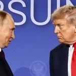 　ロシアのプーチン大統領（左）とトランプ米大統領＝８月、米アラスカ州アンカレジ（ロイター＝共同）