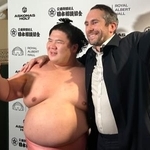 　館内の従業員（右）から振る舞われたビールを手に記念撮影する宇良＝ロンドン（共同）