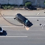 　埼玉県上里町七本木の関越自動車道で起きたトラックと乗用車が絡む事故の現場＝１７日午前１０時５８分（共同通信社ヘリから）