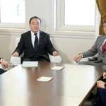 　会談に臨む自民党の梶山国対委員長（中央左）と立憲民主党の笠国対委員長（同右）＝１７日午前、国会
