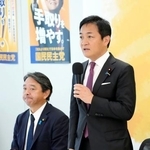 　国民民主党の両院議員懇談会で発言する玉木代表。左は榛葉幹事長＝１７日午前、国会