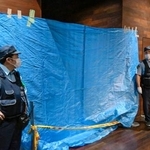 　「人が刺された」と通報があった大阪・梅田の地下街を警戒する警察官＝１７日午後２時１５分
