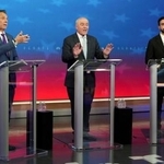 　米ニューヨーク市長選の討論会に出席した（左から）クオモ、スリワ、マムダニの各氏＝１６日、ニューヨーク（ロイター＝共同）