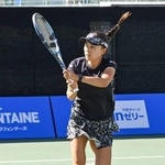 　ダブルス準決勝でプレーする二宮真琴＝モリタＴＣうつぼ