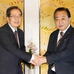 　会談前に握手する立憲民主党の野田代表（右）と公明党の斉藤代表＝１７日午後、国会