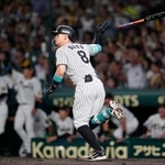 　１回阪神１死一、二塁、佐藤輝が中越えに先制３ランを放つ＝甲子園