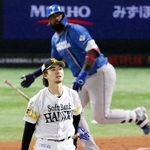 　４回日本ハム無死、レイエス（奥）に本塁打を浴びた上沢＝みずほペイペイドーム