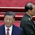 　３月、中国の習近平国家主席（左）と何衛東・中央軍事委員会副主席＝北京の人民大会堂（共同）