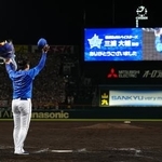 　花束を手にスタンドの声援に応えるＤｅＮＡ・三浦監督＝甲子園