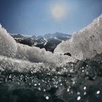 　日光を浴びて溶けるローヌ氷河の氷＝６月、ゴムス周辺（ＡＰ＝共同）