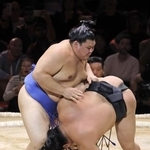 　若元春（下）を下す大の里＝ロンドン（共同）