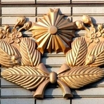 　旭日章の周りを、桜の葉が囲む警視庁目白署の特別な紋章＝２日