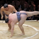 　金峰山（手前）を下す豊昇龍＝ロンドン（共同）