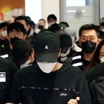 　カンボジア拠点のフィッシング詐欺に関与した疑いなどで拘束され、韓国・仁川国際空港に到着した送還者（中央）ら＝１８日（聯合＝共同）