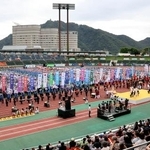 　岐阜メモリアルセンター長良川競技場で行われた「ねんりんピック岐阜２０２５」の開会式＝１８日午前、岐阜市