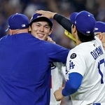 　ブルワーズ戦の９回を締めた佐々木（左から２人目）を祝福するドジャース・大谷＝ロサンゼルス（共同）