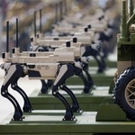 　抗日戦争勝利８０年記念行事の軍事パレードに登場した犬型ロボット＝９月、北京（新華社＝共同）