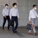 　大阪府守口市役所の家宅捜索に入る大阪府警の捜査員＝１８日午後