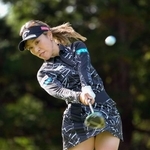 　第２日、３番でティーショットを放つ木村彩子。通算８アンダーで首位＝東急セブンハンドレッド