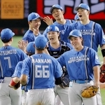 　ソフトバンクに勝利し喜ぶ日本ハムナイン＝みずほペイペイドーム